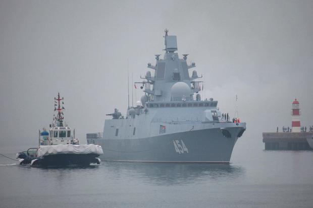 Esta foto tomada el 21 de abril de 2019 muestra la fragata de misiles rusa Almirante Gorshkov llegando a Qingdao, en la provincia oriental china de Shandong. (Foto de AFP).