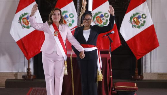 La presidenta Dina Boluarte le tomó juramento a Ángela Hernández Cajo. Foto: Julio Reaño/@photo.gec