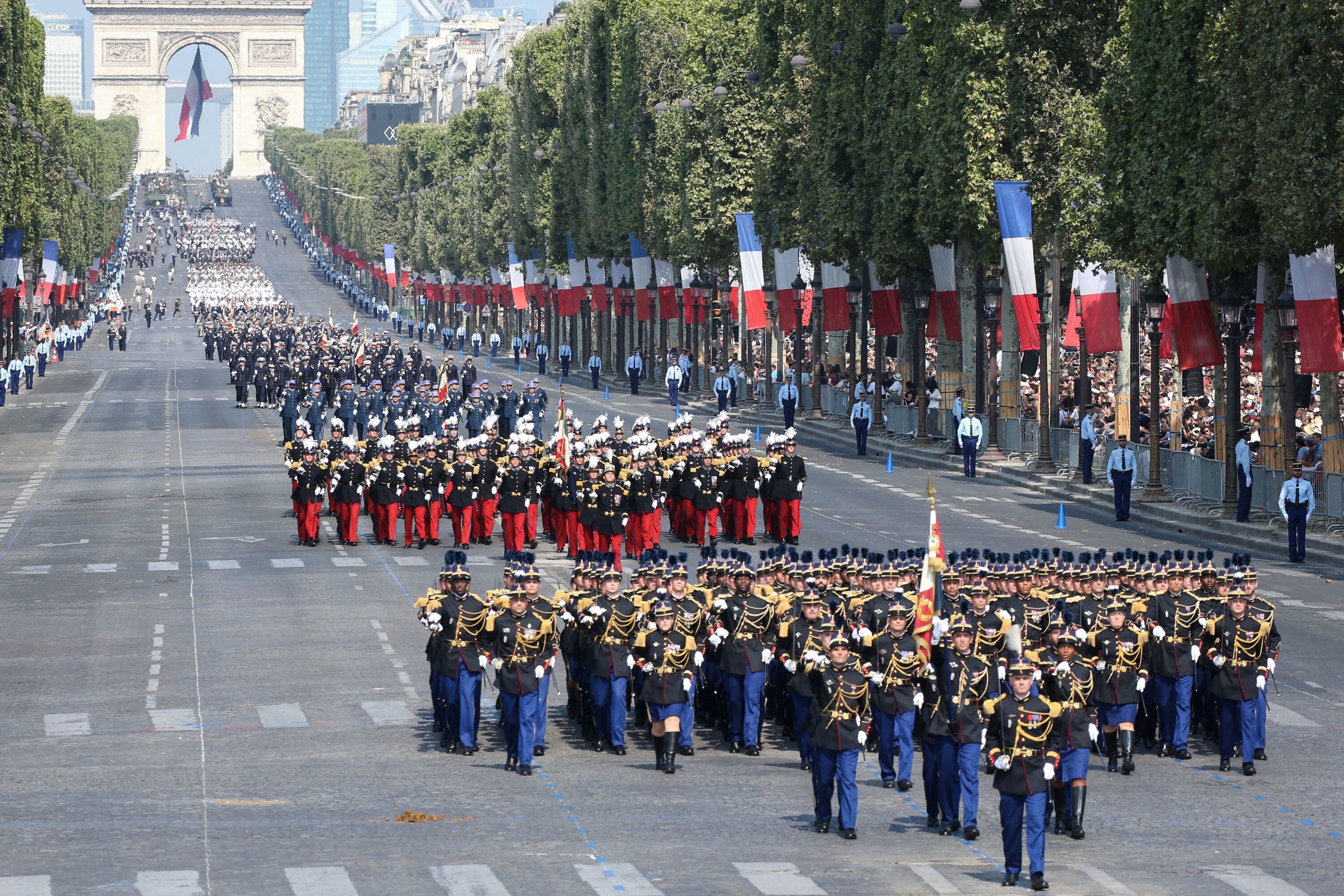 Soldados franceses desfilan por el boulevard de los Campos Elíseos, en París, durante el Día Nacional de Francia. (AFP)