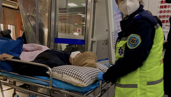 Esta imagen muestra a un paciente de covid-19 en una camilla que llega al Hospital Tianjin Nankai en Tianjin, China, el 28 de diciembre de 2022. (Noel Celis / AFP).