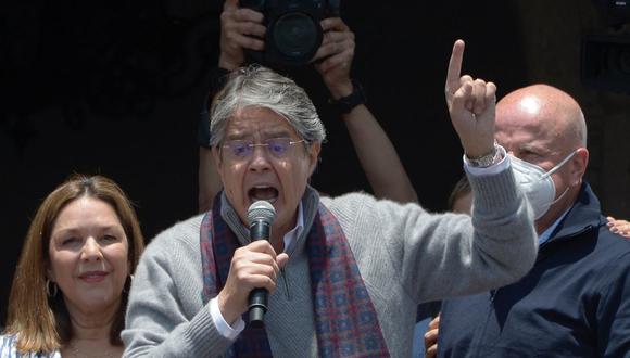 El presidente de Ecuador, Guillermo Lasso, pronuncia un discurso ante sus simpatizantes que se reunieron frente al palacio presidencial de Carondelet en Quito, el 20 de octubre de 2021. (RODRIGO BUENDIA / AFP).