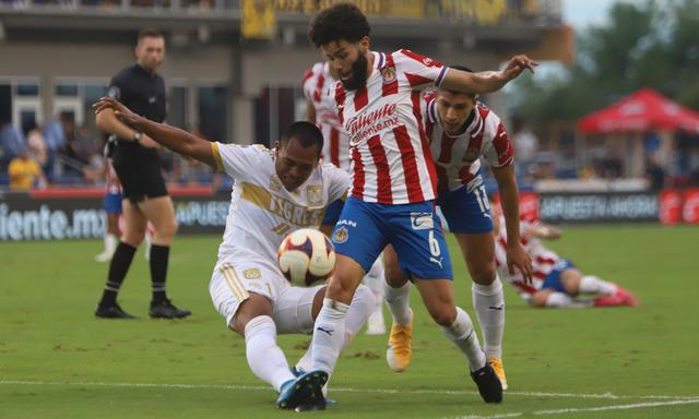 Chivas chocó ante Tigres en un amistoso FIFA disputado en los Estados Unidos. | Foto: Chivas