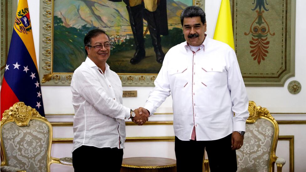 Petro's rapprochement with Maduro, although politically costly, is behind the commitment to sign peace with the ELN.  (REUTERS).