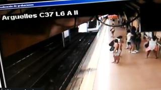 El aterrador momento en el que un hombre empuja a otro a las vías del metro de Madrid | VIDEO