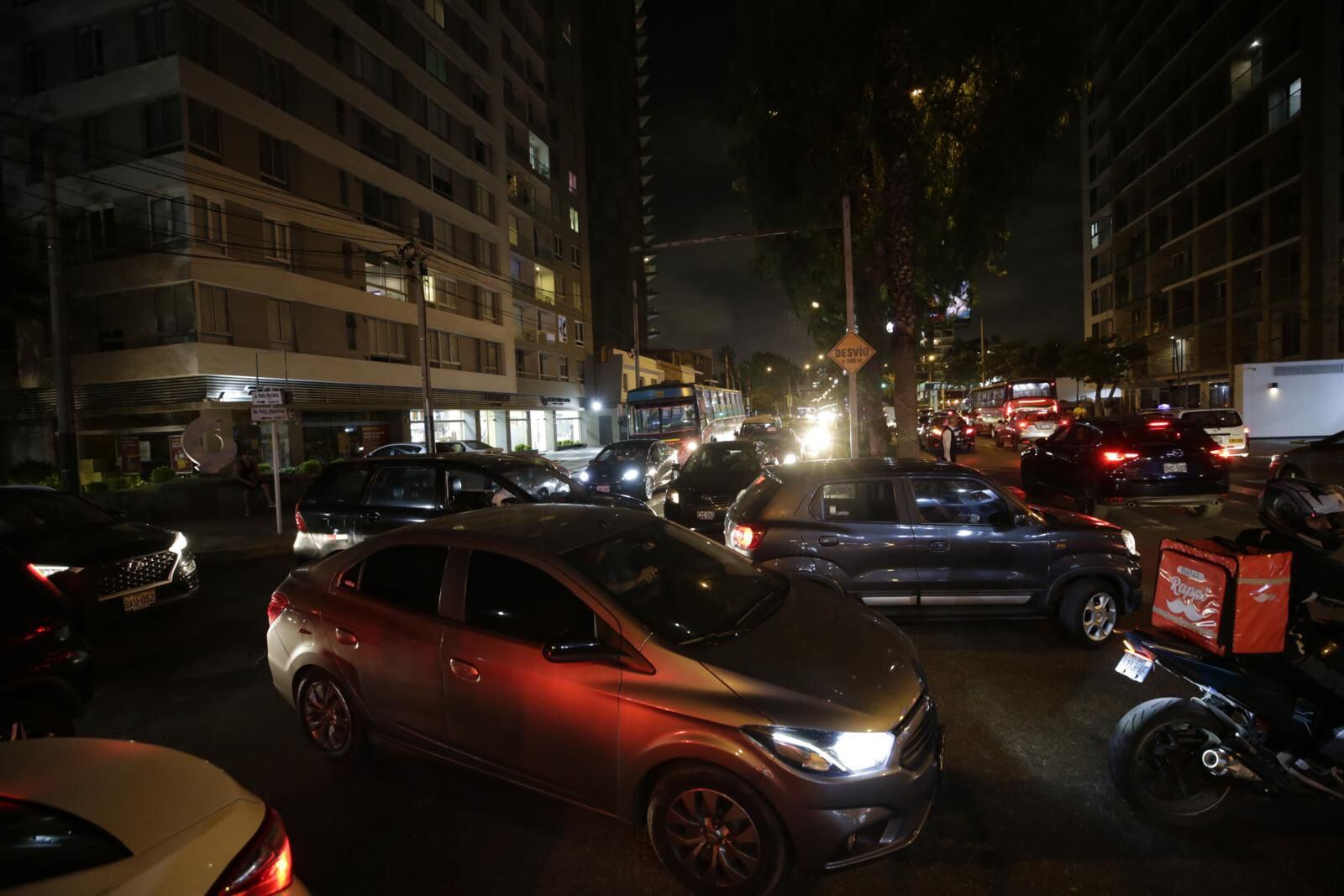 El tráfico en Barranco se agudiza aun más los fines de semana, al llegar las 9 pm. (Foto: César Bueno)