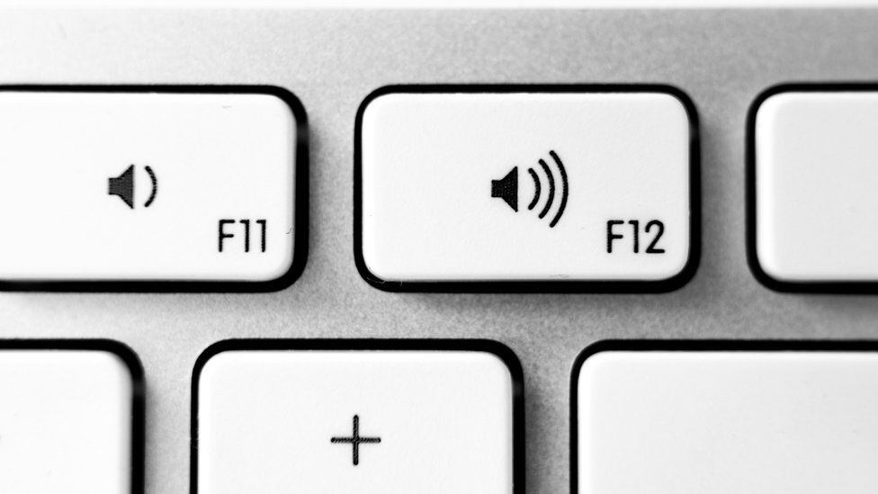With F12 you increase the volume of the speakers on Mac, but if you press Fn (Function) at the same time, the shortcut assigned to that key will be executed.