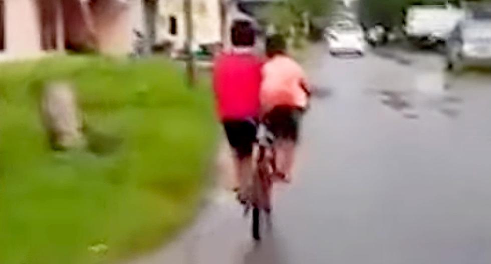 Así resolvieron dos niños el problema de contar con una sola bicicleta. (Foto: Captura de YouTube)