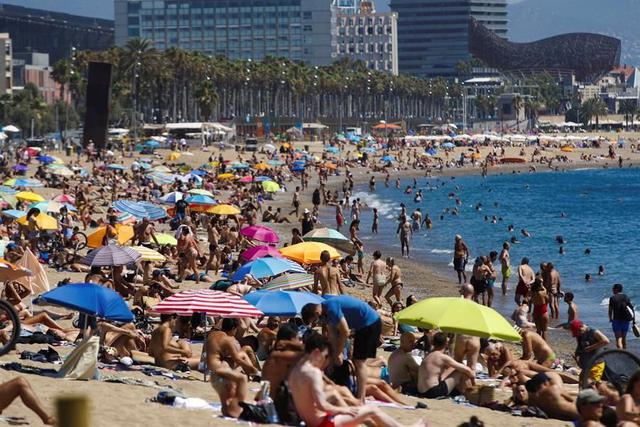 Vista de la playa de San Sebastián, en Barcelona, este domingo, segundo día de medidas para frenar el coronavirus Covid-19, con amenaza de un confinamiento si no mejoran los datos de la pandemia. (EFE/ Alejandro García).