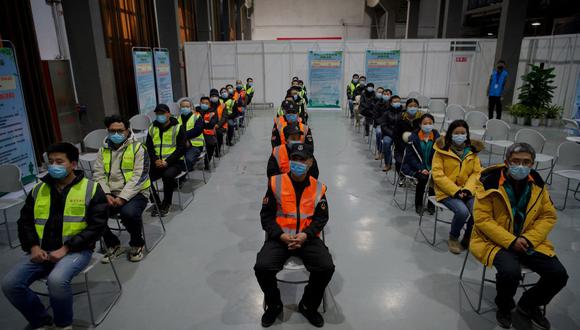 La gente espera su turno para ser vacunada contra el coronavirus en el Museo de Planificación Urbana de Chaoyang, en Beijing, China. (Foto de Noel Celis / AFP).