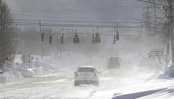 Los autos se desplazan a través de la nieve en McKinley Parkway en Hamburgo, en el condado de Erie, Nueva York, el domingo 20 de noviembre de 2022. (Mark Mulville/The Buffalo News vía AP).