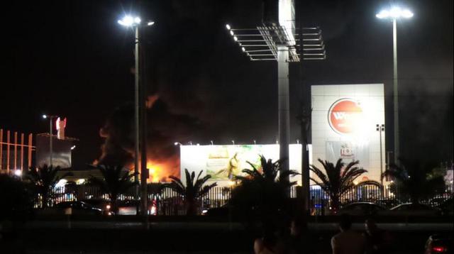 El incendio que afecta supermercado Wong de Asia en imágenes  - 3