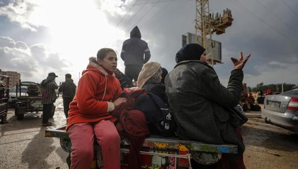 Los palestinos desplazados internamente se mueven después de que el ejército israelí dijera a los residentes del campamento de Khan Yunis que abandonaran sus hogares y se dirigieran a los campamentos de Rafah, cerca de la frontera con Egipto, en el sur de la Franja de Gaza, el 27 de enero de 2024. EFE/EPA/MOHAMMED SABRE