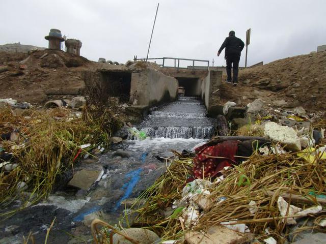 La basura ahoga al milenario canal de Surco [FOTOS] - 1