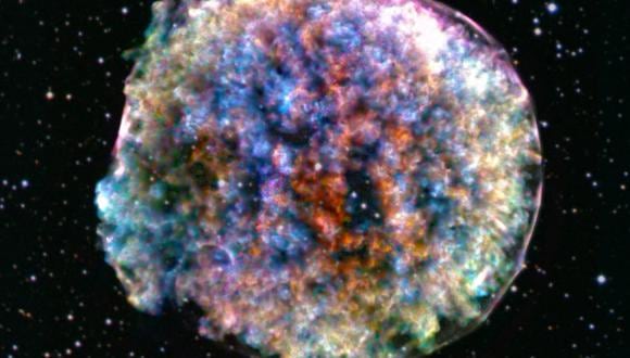 Chandra revela un patrón intrigante de grupos brillantes y áreas más débiles en Tycho. (Image: NASA/CXC/RIKEN & GSFC/T. Sato et al; Optical: DSS)