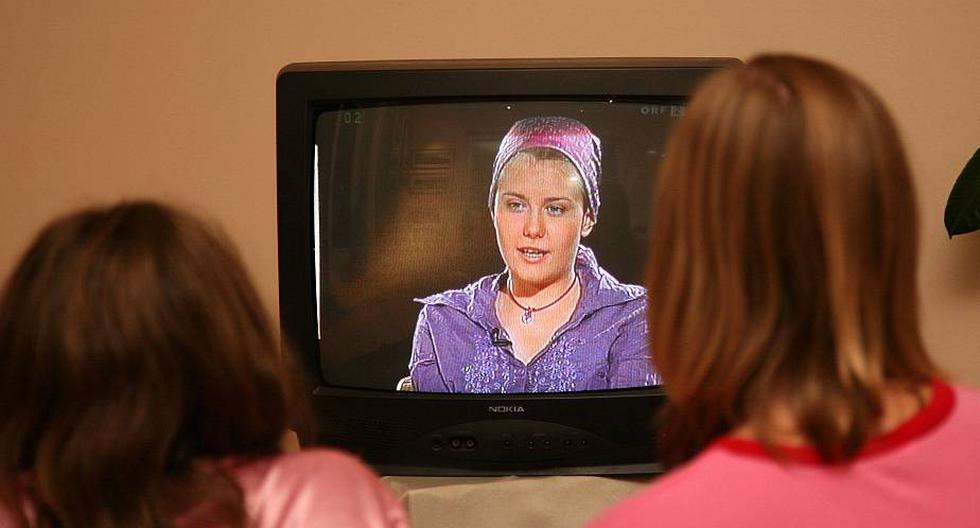 Efemérides | Esto ocurrió un día como hoy en la historia: en 2006, la austriaca Natascha Kampusch, de 18 años, huye tras ocho años de secuestro por Wolfgang Priklopil. En la imagen se la ve en una entrevista a la cadena de TV ORF. (Foto: MARKUS LEODOLTER / AFP)