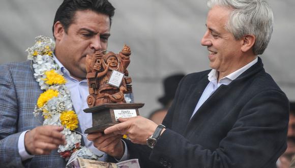 El vicepresidente boliviano Álvaro García Linera  recibe una estatuilla de Ekeko -Aymara dios de la abundancia- como regalo del alcalde de La Paz, Luis Revilla, durante la Feria Alasitas ("cómprame" en lengua indígena aymara) en La Paz. (Foto: AFP / JORGE BERNAL).