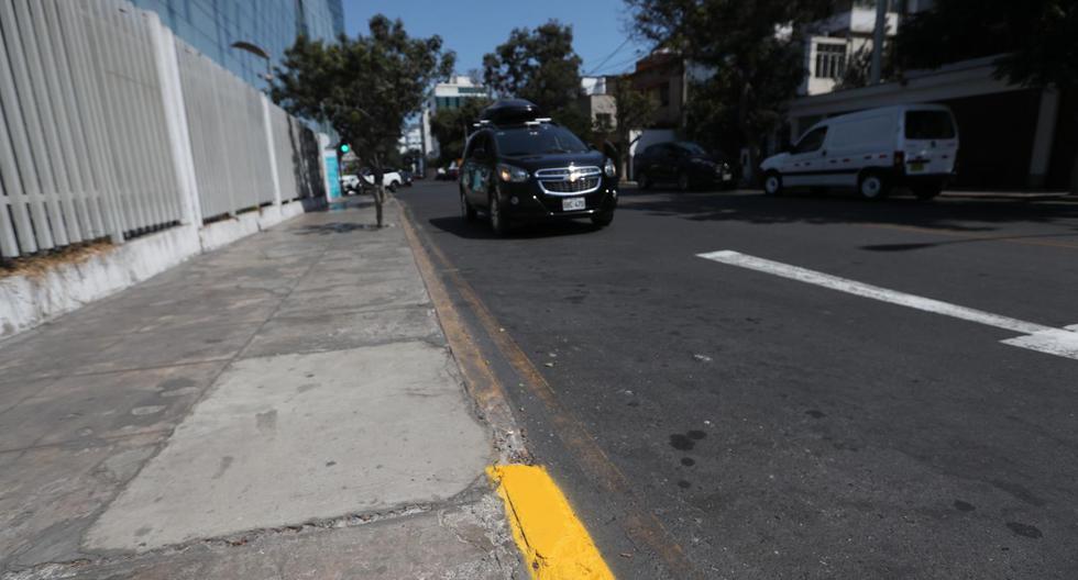 En varias zonas de Miraflores existe un notorio desgaste en la pintura de las líneas amarillas. Esta imagen corresponde a los alrededores de la Clínica Delgado. (Foto: Jesús Saucedo)