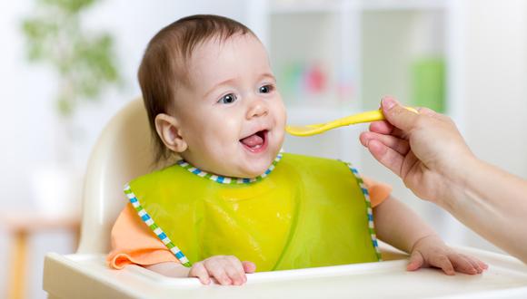 Baby Lead Weaning (BLW) o alimentación complementaria a demanda es un método en el que se incorpora los alimentos sólidos. Foto: Shutterstock