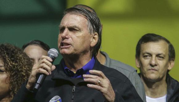 El presidente de Brasil, Jair Bolsonaro, habla durante un mitin de campaña, en Santos (Brasil).