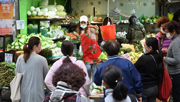 El público compra verduras un día después de que muchas tiendas se quedaran sin algunos productos en Hong Hong, el 9 de febrero de 2022. (Pedro PARQUES / AFP).