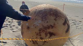 La misteriosa bola gigante hallada en una playa de Japón