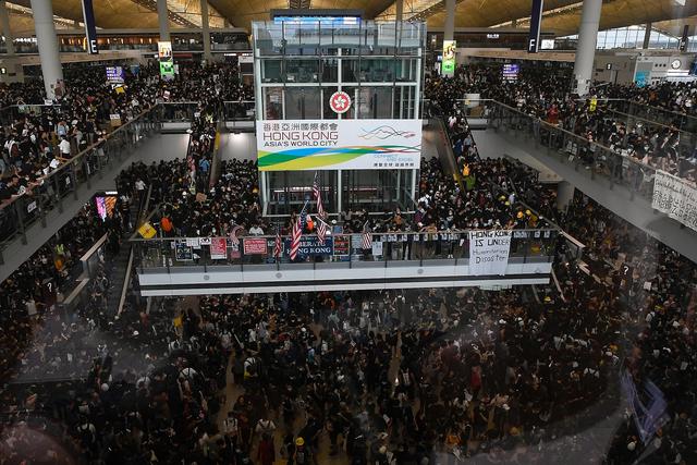 Hong Kong paraliza todos sus vuelos luego que miles de manifestantes tomen el aeropuerto. Foto: AFP