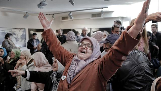 Las madres de Srebrenica aplaudieron, lloraron y se abrazaron cuando el juez de La Haya anunció la condena de Ratko Mladic a cárcel perpetua por genocidio. (Foto: AFP)