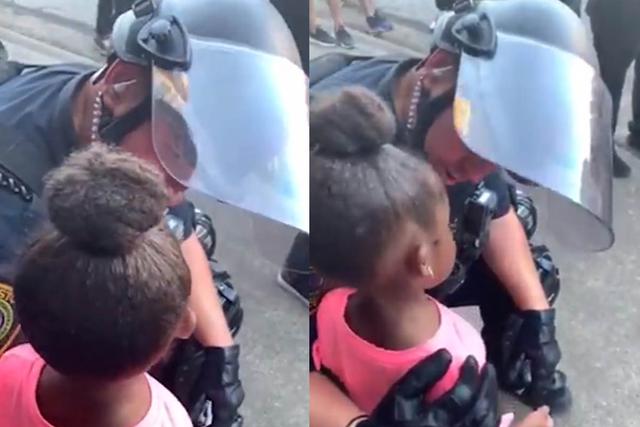 El momento en que un policía consuela a una niña durante las protestas es viral en redes sociales. | Foto: Simone Bartee/Twitter