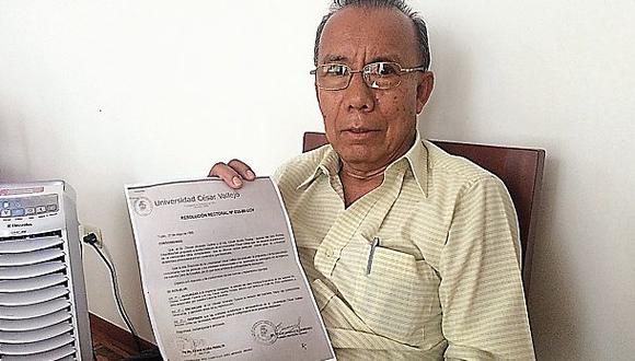 Caso C&eacute;sar Acu&ntilde;a. El profesor Eladio Angulo Altamirano, en su casa de Trujillo, sostiene para el lente de El Comercio la resoluci&oacute;n en la que trataron de imitar su firma. (Foto: El Comercio / Christopher Acosta)