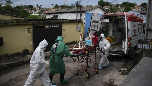 Trabajadores de emergencias trasladan a un anciano, que se sospecha que tiene COVID-19, a un hospital en Manaos, Brasil, el 13 de mayo de 2020. Per cápita, Manaos es la ciudad de Brasil más golpeada por el coronavirus. (AP Foto/Felipe Dana).