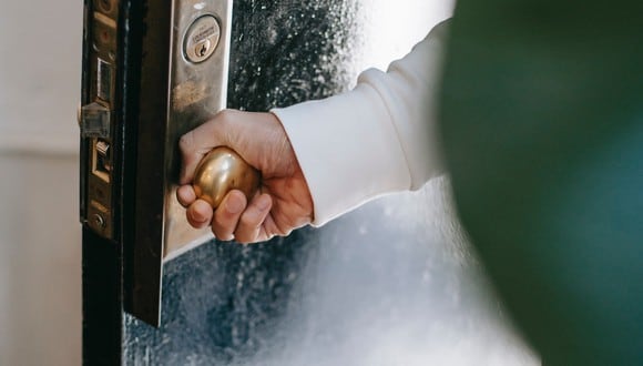 Trucos para arreglar una puerta que roza en el suelo o se atasca. (Foto: Pexels)