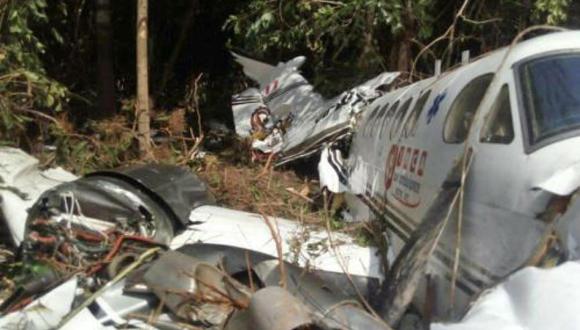 Las alas, el motor, los estabilizadores, las hélices y el tren de aterrizaje resultaron destrozados tras el impacto con los árboles y maleza. (Foto: Andina)