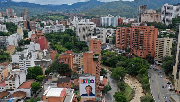 Vista aérea de una valla publicitaria con propaganda electoral del candidato presidencial colombiano por la coalición Pacto Histórico, Gustavo Petro, en Cali, Colombia.