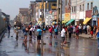 Comerciantes ambulantes de La Parada limpiaron calles de La Victoria