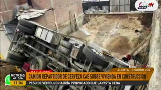Chorrillos: camión con cajas de cerveza cae sobre vivienda en construcción