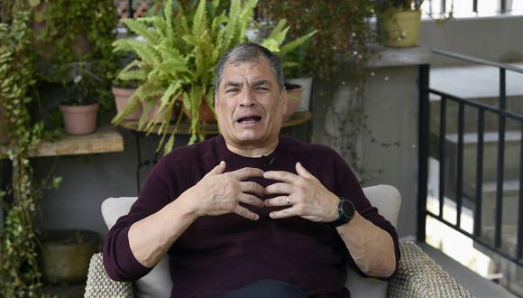 El expresidente ecuatoriano (2007-2017) Rafael Correa habla durante una entrevista con AFP en el barrio de Coyaocan en la Ciudad de México el 13 de abril de 2021. (Foto de ALFREDO ESTRELLA / AFP)