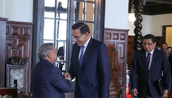El presidente Martín Vizcarra se reunió este lunes con los integrantes de APP, entre ellos su líder César Acuña. (Foto: Presidencia de la República)