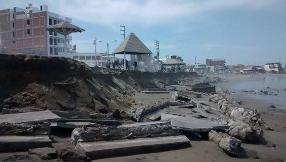 El mar destruyó el malecón turístico de Huanchaco