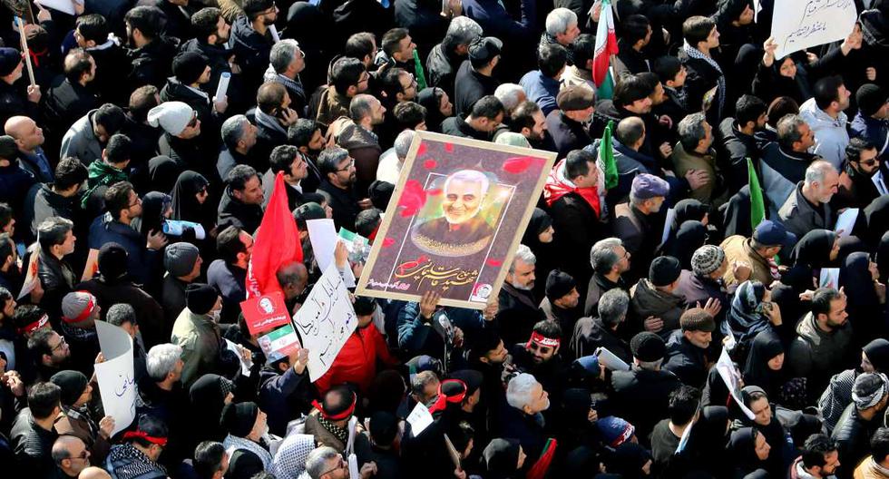 Enarbolando imágenes de su héroe, la muchedumbre se congregó en la universidad de Teherán donde el líder supremo, el ayatolá Ali Jamenei, rezó por el fallecido general. (Foto: ATTA KENARE / AFP)