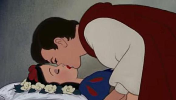 El beso de la discordia en la película "Blancanieves" (1937). (Fuente: Disney)