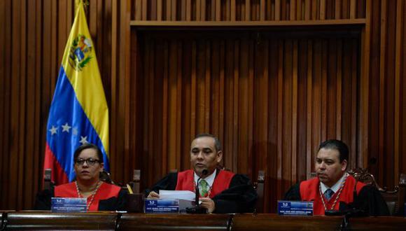 La resolución de la Sala Plena fue redactada por el presidente del TSJ, Maikel Moreno, un controvertido juez cercano a Maduro. (Foto: AFP)