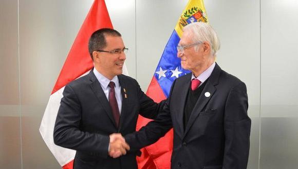 Canciller peruano Héctor Bejar se reunió con el ministro de Relaciones Exteriores de Nicolás Maduro. (Foto: Twitter)