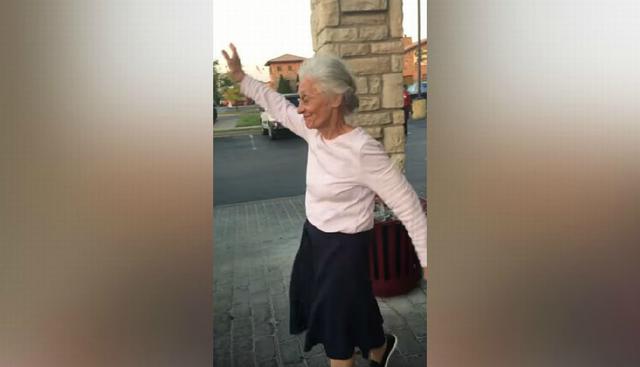 La anciana sorprendió a todos. (YouTube: Viralhog)