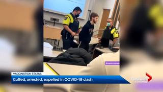 Canadá: policías arrestan a estudiante y se lo llevan cargado de una clase por no usar mascarilla [VIDEO]