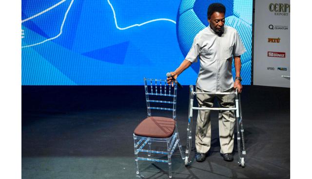 Pelé se vio obligado a asistir a una ceremonia en andador en Río de Janeiro. (Foto: AFP/Mauro Pimentel)