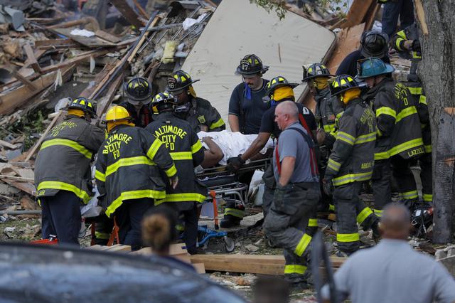 Los bomberos rescatan a una persona herida. (AP Photo/Julio Cortez).