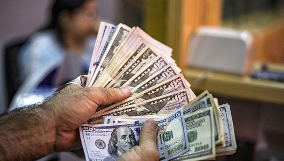 El "dólar blue" se cotizaba en 148 pesos en el segmento marginal de Argentina este viernes. (Foto: AFP)