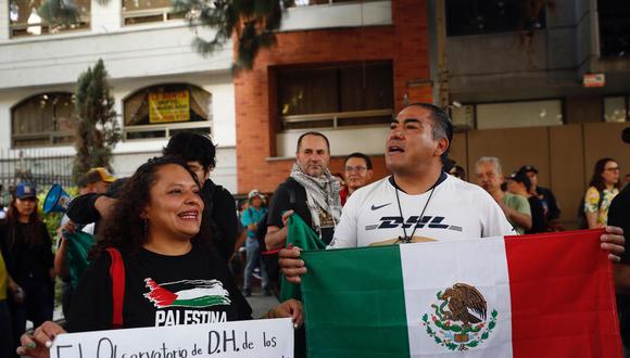 Un grupo de personas protestan afuera de la Embajada de Ecuador este sábado, en la Ciudad de México. Foto: Sáshenka Gutiérrez/EFE