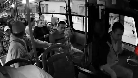El video de un robo a plena luz del día en un bus de Medellín. Foto: Cortesía: Guardianes Antioquia, vía El Tiempo de Colombia/GDA