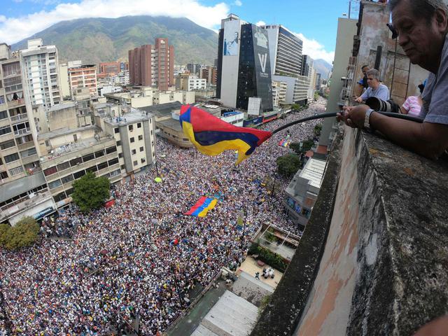 En medio de un mar de banderas de Venezuela y sonoros gritos contra el presidente Nicolás Maduro, la oposición salió a las calles de Caracas para exigirle al chavismo deje ingresar la ayuda humanitaria que espera en Cúcuta. (Reuters)